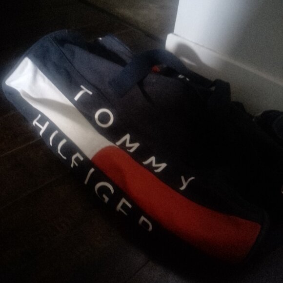 Tommy Hilfiger weekender duffle bag and scarf - Picture 3 of 3
